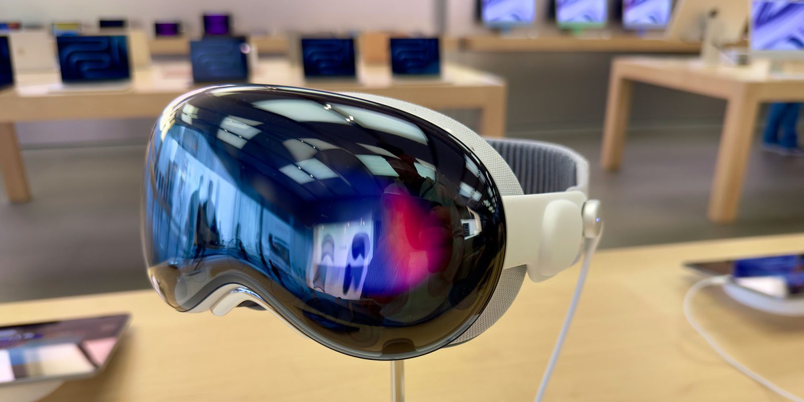 Senior Vision Pro engineer allegedly took a 'massive volume' of trade secrets to Snap | Display model in an Apple Store