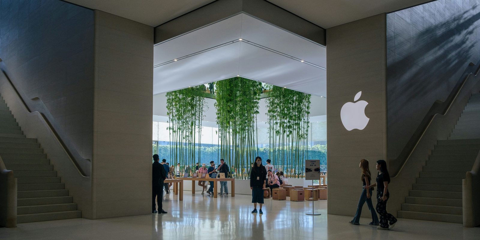 Apple makes four promises to developers in response to antitrust complaints | Photo shows Apple Cotai Strip store in Macao