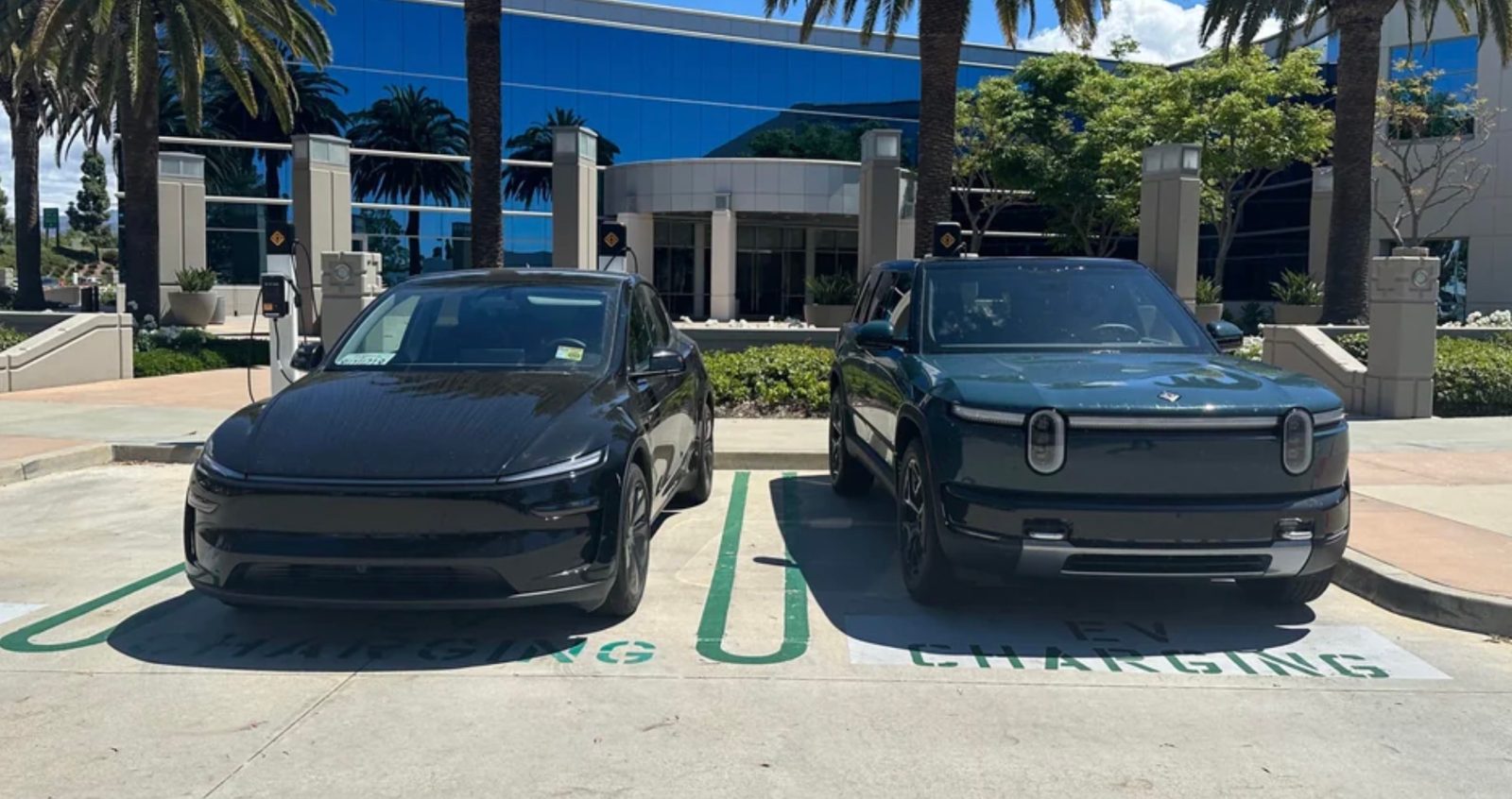 Tesla Model Y next to Rivian R2 - via Reddit